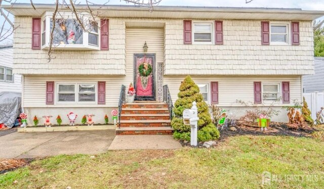 split foyer home featuring a front yard