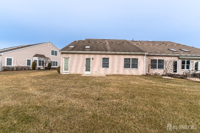 back of house featuring a yard