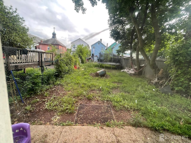 308 Seaman St, New Brunswick, NJ 08901 - fenced backyard featuring a trampoline and a residential view