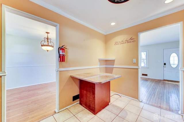 kitchen featuring visible vents, baseboards, crown molding, light wood-type flooring, and recessed lighting