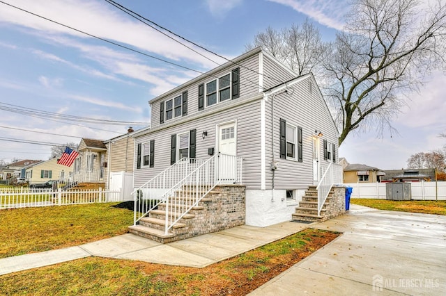 view of front facade featuring a front yard