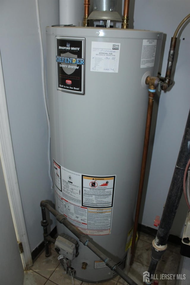 29 E Wycoff Way E, Brunswick, NJ 08816 - utility room featuring gas water heater