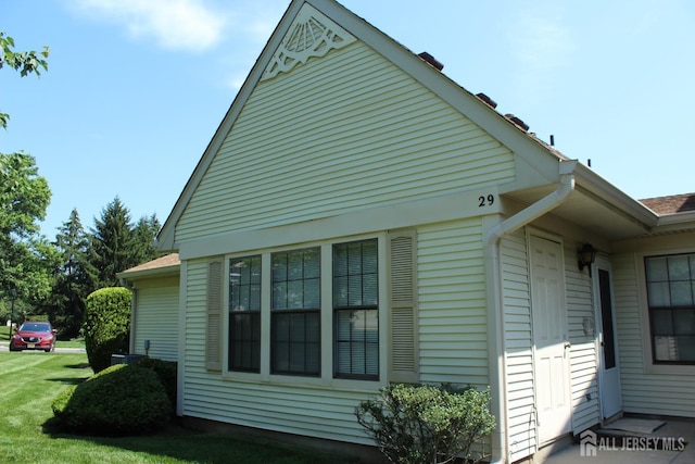 29 E Wycoff Way E, Brunswick, NJ 08816 - view of home's exterior featuring a yard