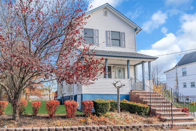 front facade featuring a front yard