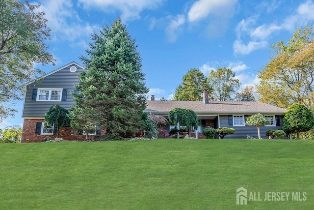 view of front of house with a front lawn