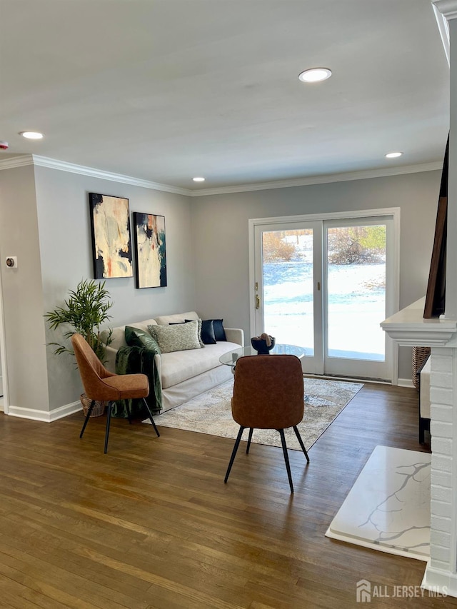 living area with crown molding, baseboards, wood finished floors, and recessed lighting