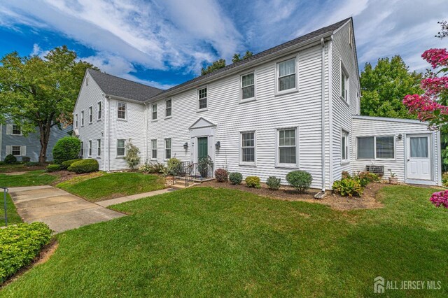 colonial inspired home featuring a front yard