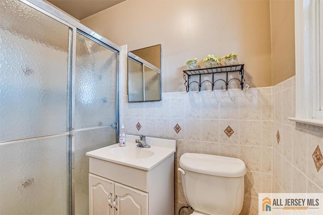 6 Mockingbird Rd, Edison, NJ 08820 - bathroom featuring vanity, a shower stall, toilet, and tile walls