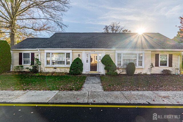 view of front facade with a front lawn