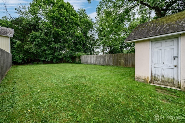 439 Old Main St, Franklin, NJ 08802 - view of yard with an outbuilding