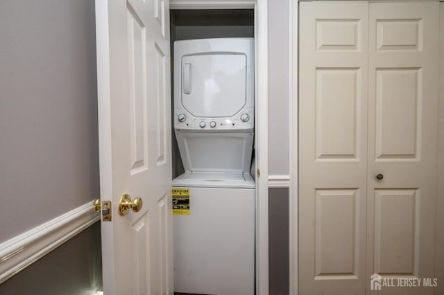 439 Old Main St, Franklin, NJ 08802 - laundry area featuring stacked washing machine and dryer