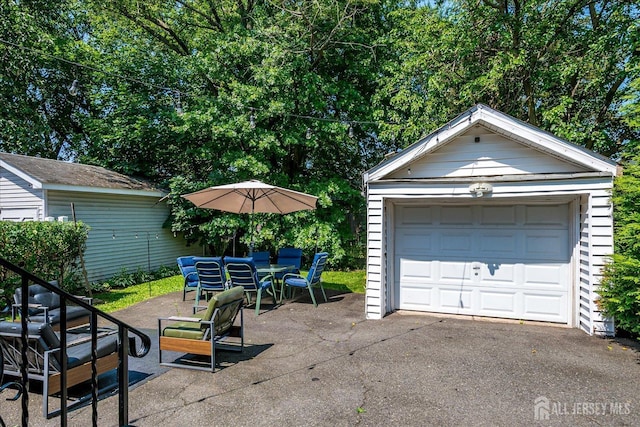 1072 Salem Ave, Hillside, NJ 07205 - detached garage with asphalt driveway