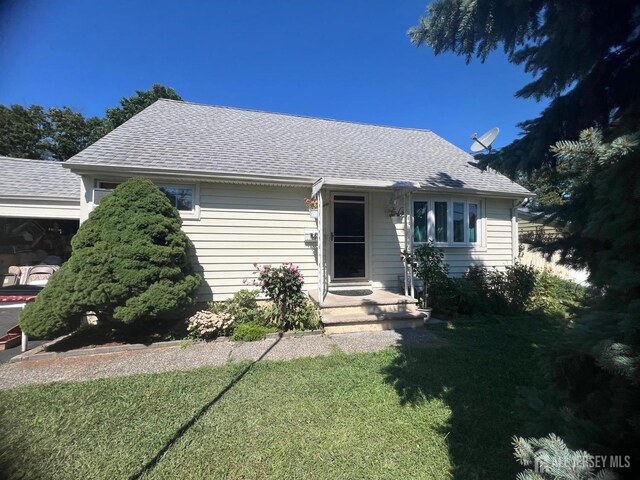 view of front of house with a front lawn