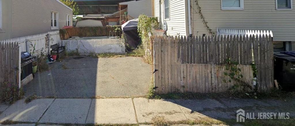 852 Kreil St, Perth Amboy, NJ 08861 - view of side of property