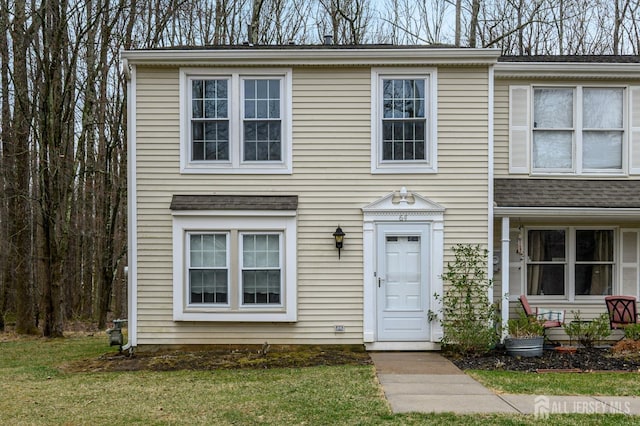 townhome / multi-family property with a front yard