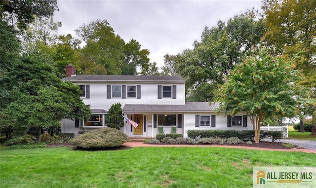 view of front facade featuring a porch and a front lawn