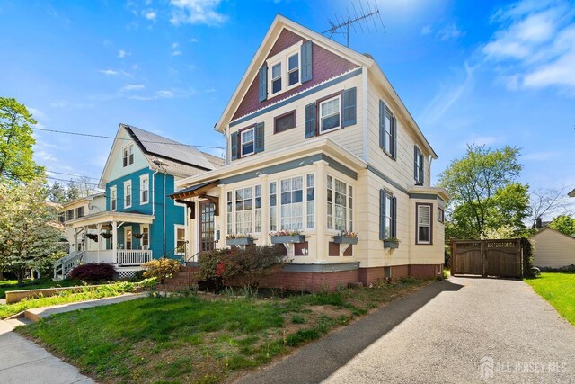 22 Booream Ave, Milltown, NJ 08850 - american foursquare style home featuring covered porch, crawl space, and a gate