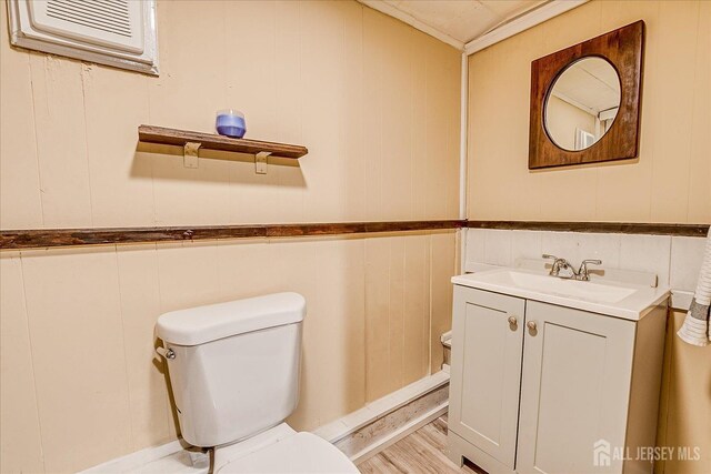 6 N Minnisink Ave, Sayreville, NJ 08859 - half bath with toilet and vanity