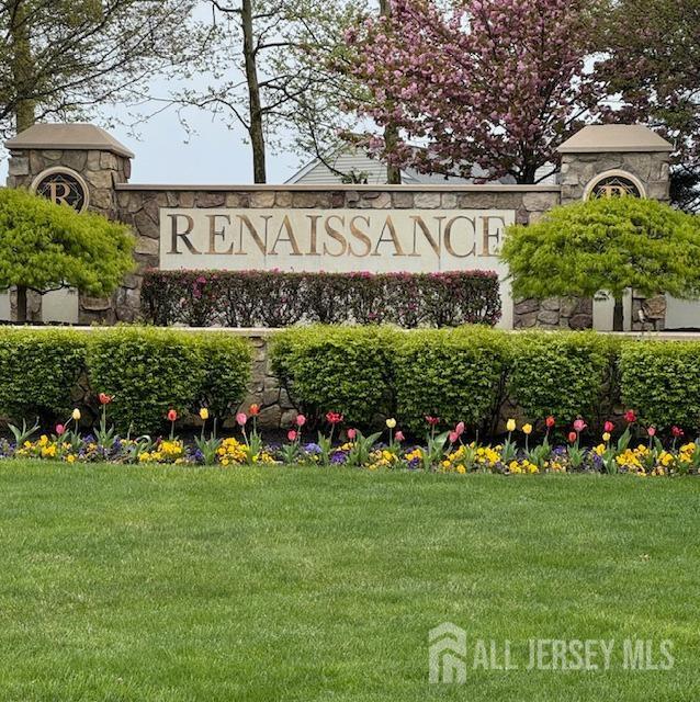 community sign with a yard