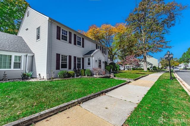 view of front of home featuring a front yard