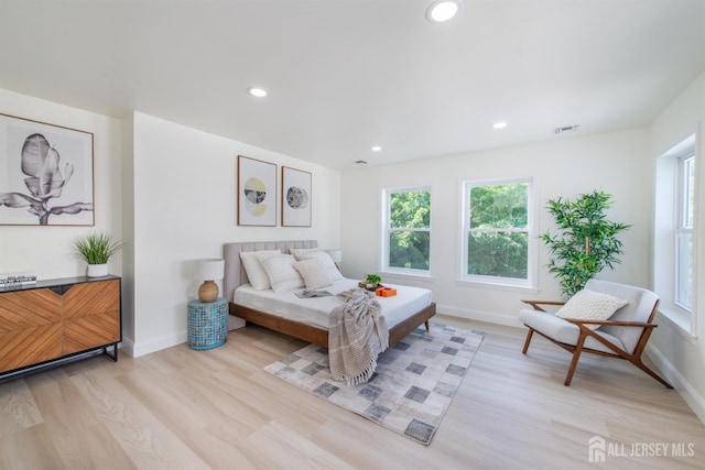 35 Evergreen Ave, Fords, NJ 08863 - bedroom featuring light wood-type flooring, recessed lighting, and baseboards