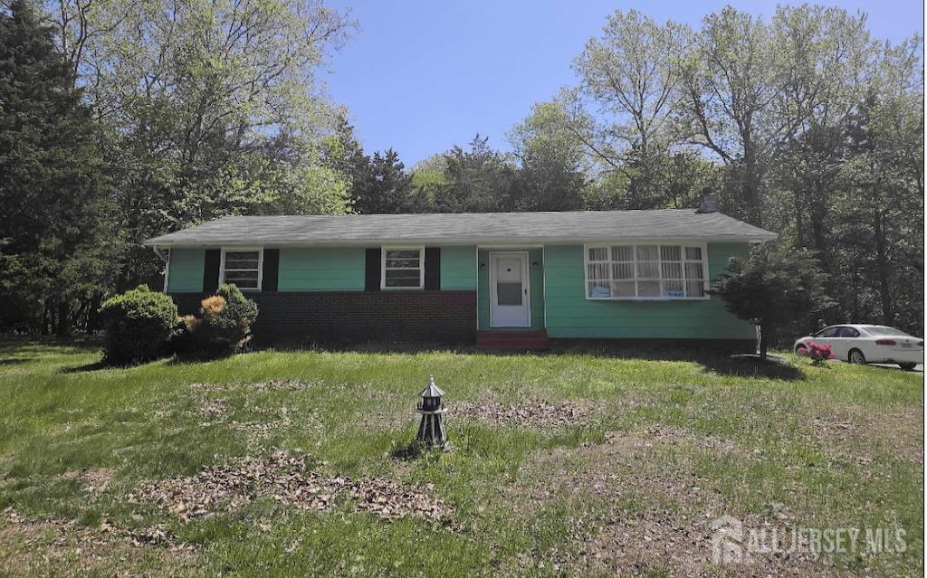 150 Williams Rd, Woodstown, NJ 08098 - view of front of home featuring entry steps and a front lawn
