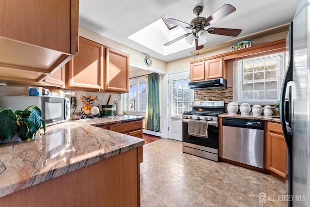 39 Webb Dr, Fords, NJ 08863 - kitchen featuring stainless steel appliances, under cabinet range hood, ceiling fan, and backsplash