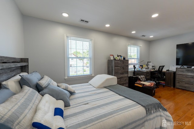 128 Jay St, Middlesex, NJ 08846 - bedroom with wood finished floors, a desk, and recessed lighting