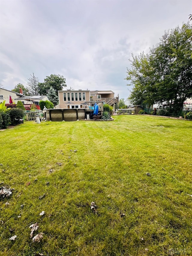 view of yard with a pool