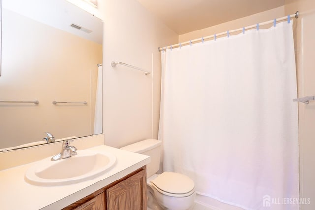 full bathroom with toilet, vanity, and a shower with curtain