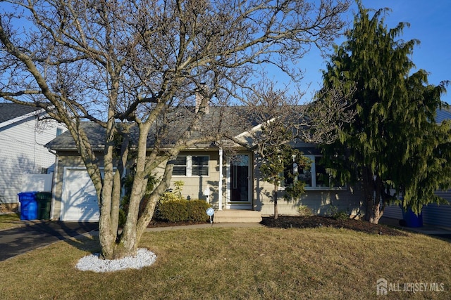 view of front of home featuring a garage and a front yard