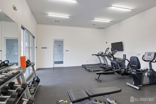 workout area featuring visible vents and baseboards