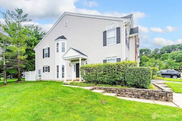 view of front of property featuring a front lawn