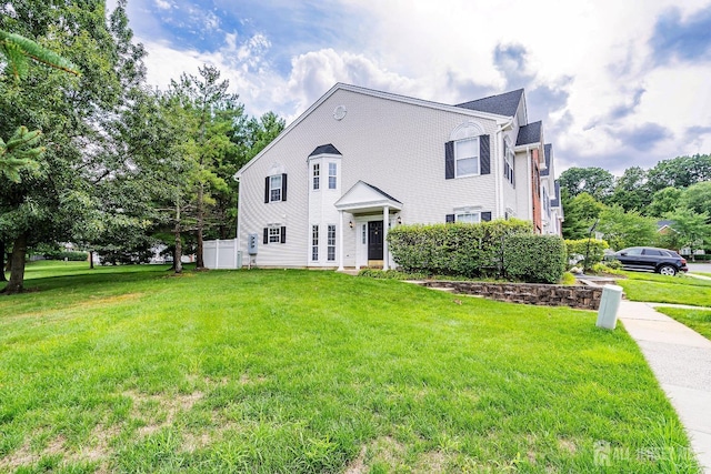 view of front of home featuring a front yard