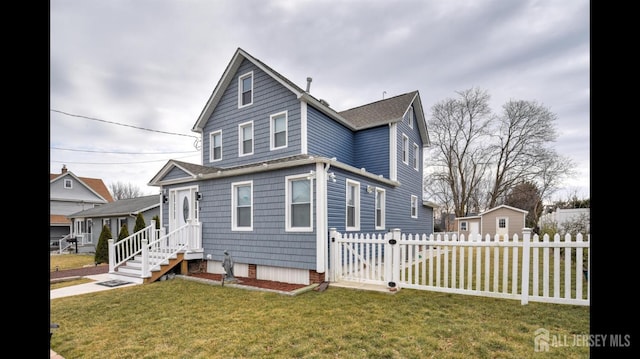 view of front facade featuring a front yard and fence