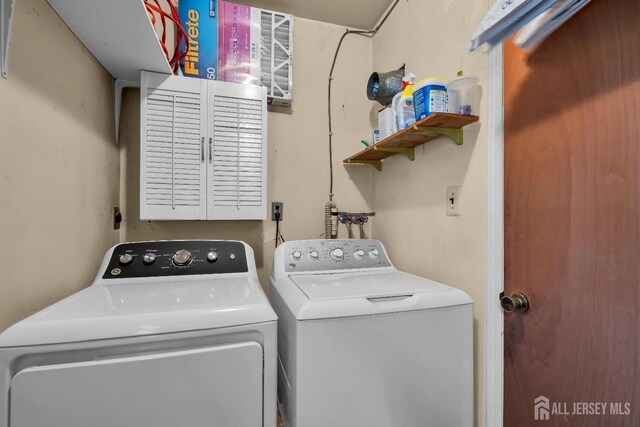 423 Brentwood Dr, Piscataway, NJ 08854 - laundry area with washer and clothes dryer