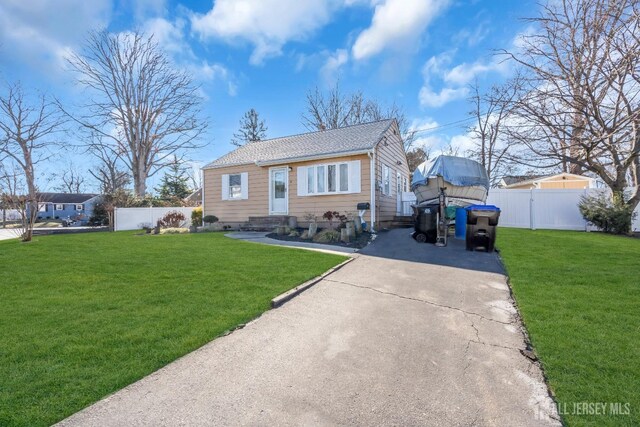 view of front of home featuring a front lawn