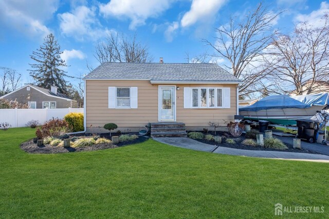 view of front of house with a front lawn