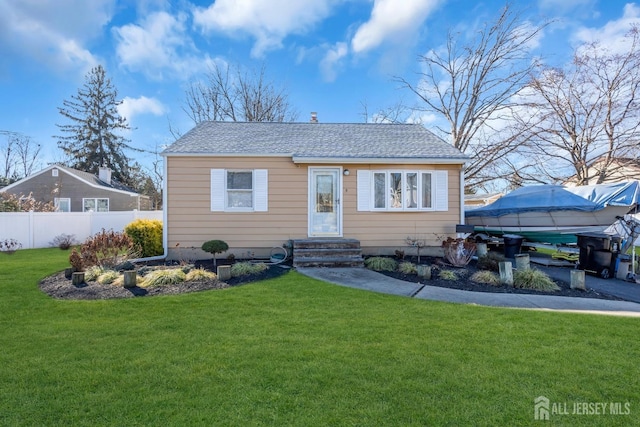 view of front facade featuring a front yard