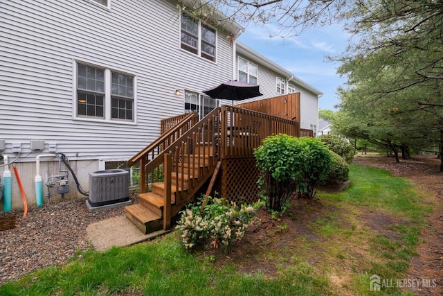 4 Linda Ct, Old Bridge, NJ 08879 - rear view of property with a deck and stairway
