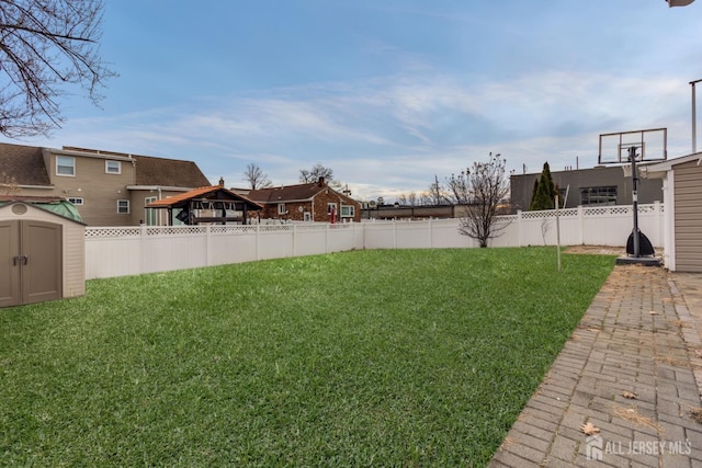 view of yard featuring a shed