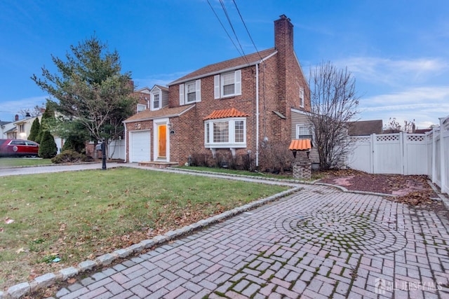 view of front facade featuring a garage and a front yard