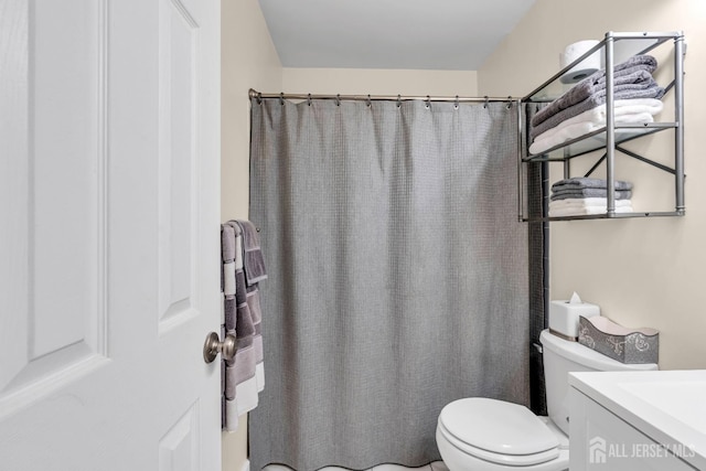 full bathroom featuring toilet, a shower with curtain, and vanity