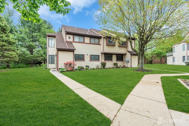view of front of house featuring a front lawn