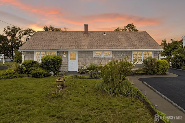 view of front facade with a front yard
