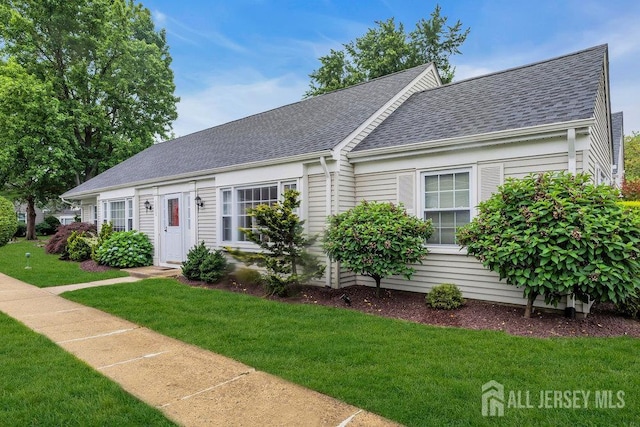 539 Old Nassau Rd Unit B, Monroe, NJ 08831 - view of front facade featuring roof with shingles and a front lawn