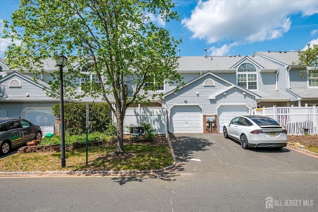 922 Thomas Ave, North Brunswick, NJ 08902 - townhome / multi-family property featuring driveway and fence