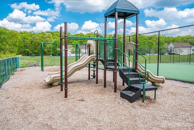 922 Thomas Ave, North Brunswick, NJ 08902 - communal playground featuring fence