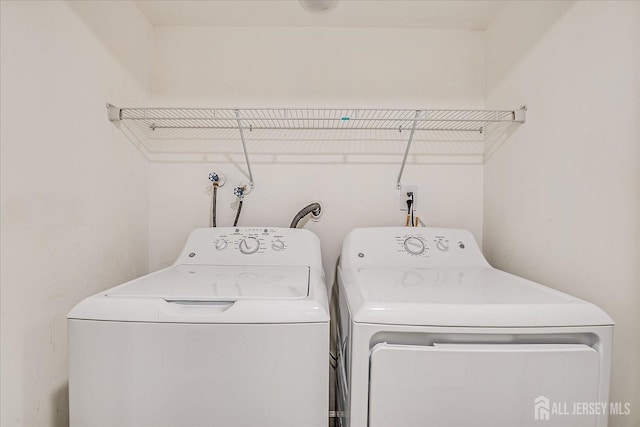 922 Thomas Ave, North Brunswick, NJ 08902 - laundry room featuring washing machine and clothes dryer
