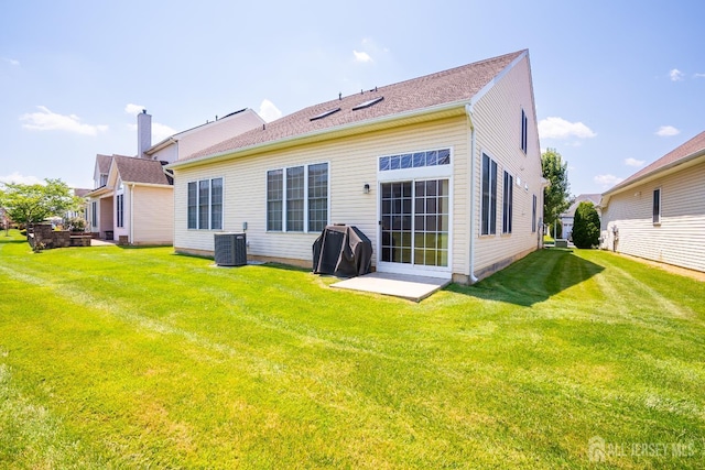 9 Copernicus Ct, East Windsor, NJ 08512 - rear view of property featuring a lawn